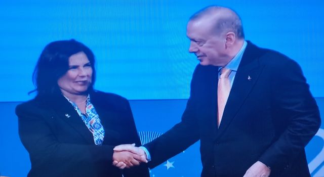 Özlem Çerçioğlu, AK Parti rozetini taktı 