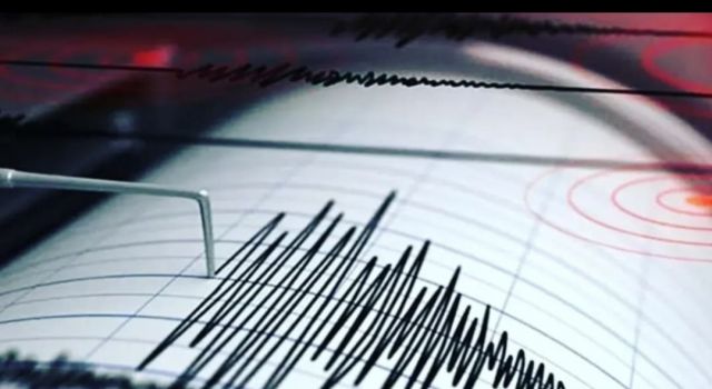4.9 Büyüklüğündeki Deprem Korkuttu 