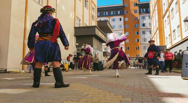 Aydın'da yurtlara gelen öğrenciler halk oyunları ile karşılandı