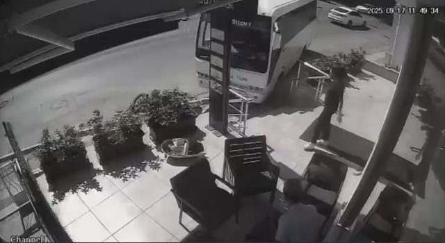 Freni boşalan servis midibüsü direğe çarparak durabildi