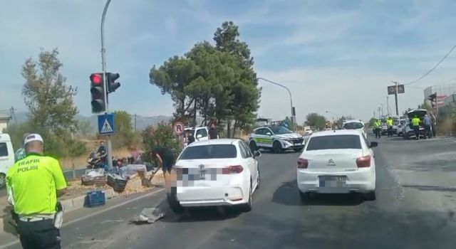 Karayolu incir tarlasına döndü, vatandaşlar ve polis ekipleri yolu açmak için incir topladı