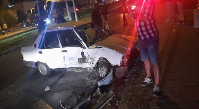 Kontrolden çıkan otomobil kamyonetlere çarptı: 3 yaralı