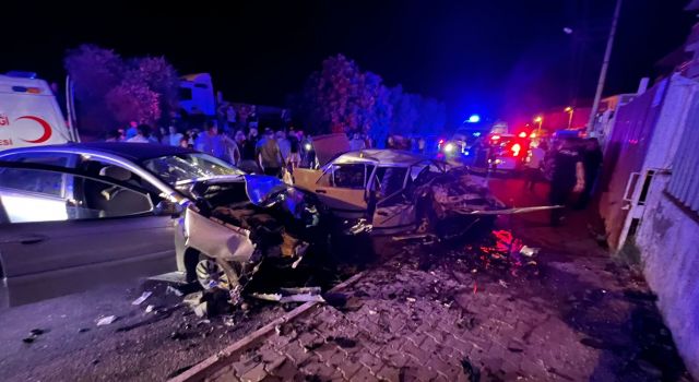 Nazilli'de çarpışan otomobiller hurdaya döndü: 8 yaralı