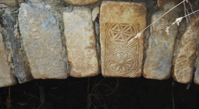 Taşköprü temizliğinde tarihi sütun parçası bulundu