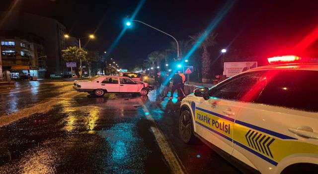 İncirliova’da ışıkta bekleyen araca, otomobil çarptı