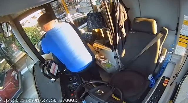 Otobüs şoförü, nefesi kesilen emekli öğretmeni kurtardı