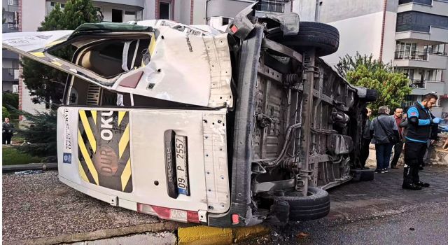 Söke’de öğrenci servisleri çarpıştı: 3 yaralı