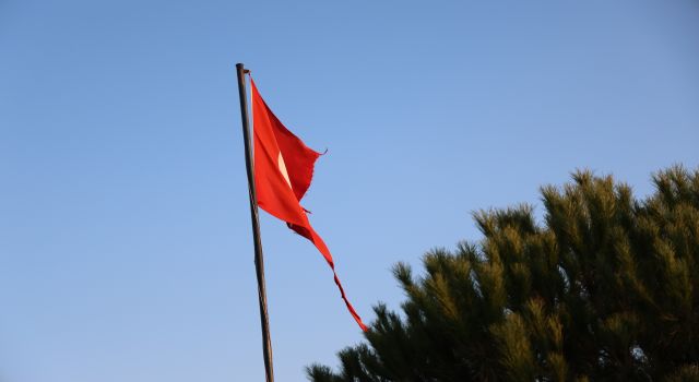 Yırtılan Türk bayrağı değiştirileceği günü bekliyor