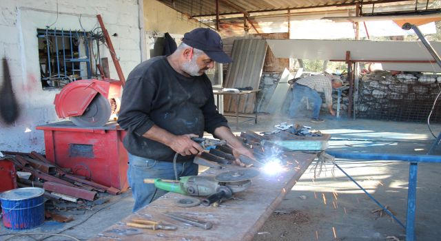 Bozulan tarım aletlerini tamir ederek, yeniden kullanıma sunuyor