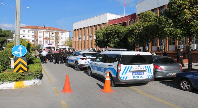 Boşanma duruşmasından çıktı, eşini sırtından bıçakladı