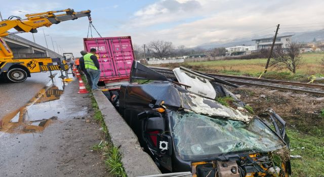 Genç sürücünün hayatını kaybettiği feci kazanın ardından tren yolu açıldı