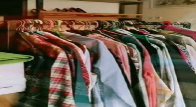 Germencik’te bağışlanan kıyafetler ihtiyaç sahiplerine teslim ediliyor