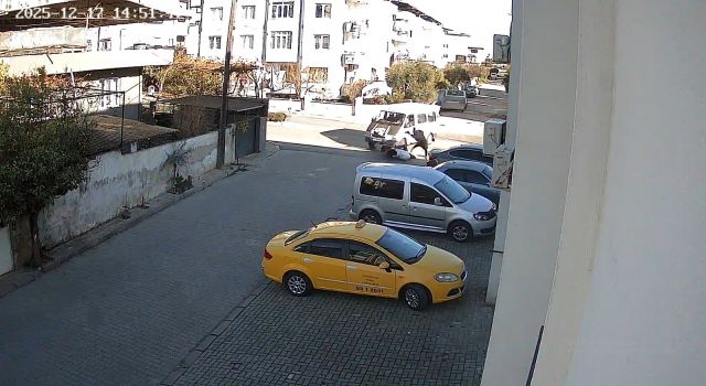 Nazilli'de minibüs önce motosiklete ardından park halindeki araçlara çarptı: 1 yaralı