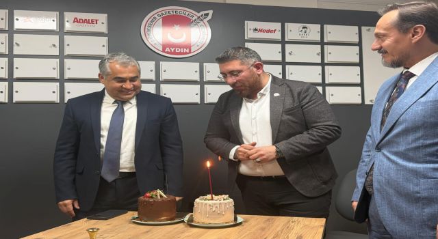 Rektör Bülent Kent’ten Başkan Özmen’e Doğum Günü Sürprizi