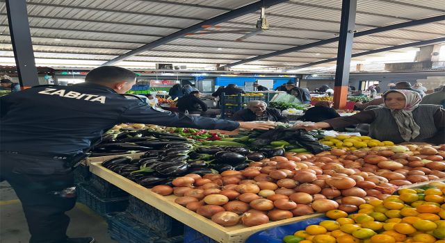 Zabıta Ekiplerinden Pazarcı Esnafına Çöp Poşeti Desteği