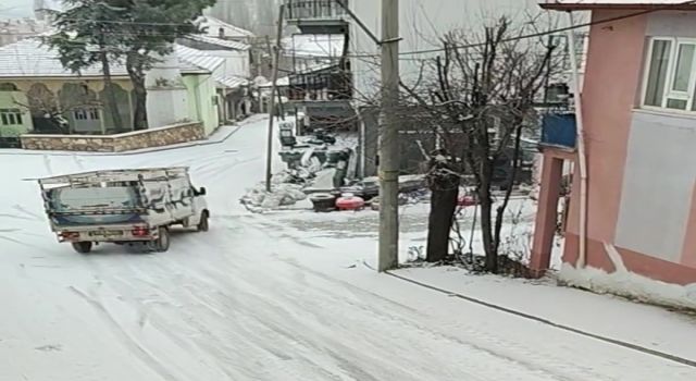 Kamyonet buzlanan yolda kayarak ilerledi