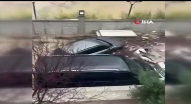 Kuşadası 30 dakikada yağışa teslim oldu, araçlar sele kapıldı