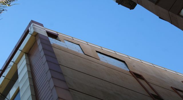 Rüzgar binanın cephesini söktü, facia kıl payı atlatıldı