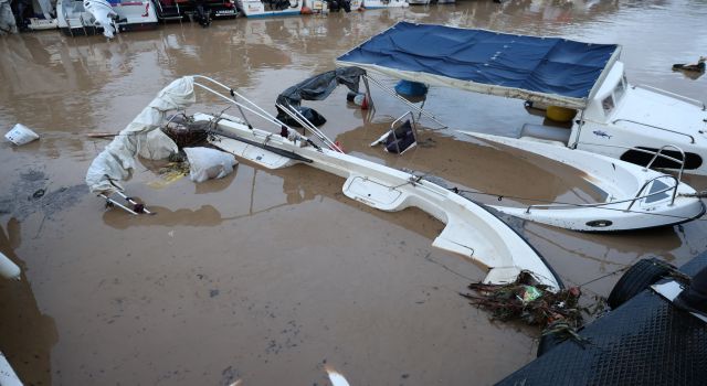 Sağanak yağış tekneleri batırdı