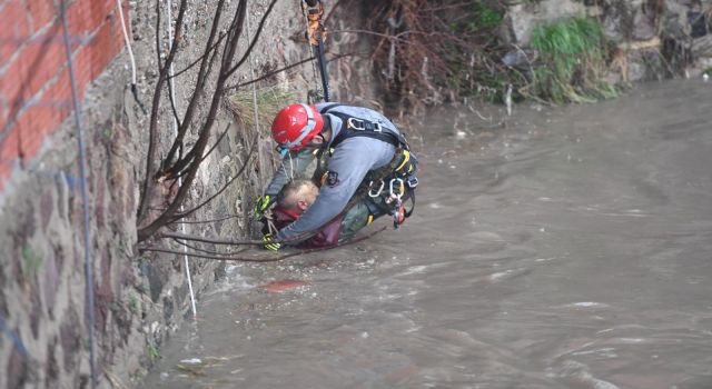 Yağmur suları yükseldi, çayda mahsur kalan vatandaşı itfaiye kurtardı