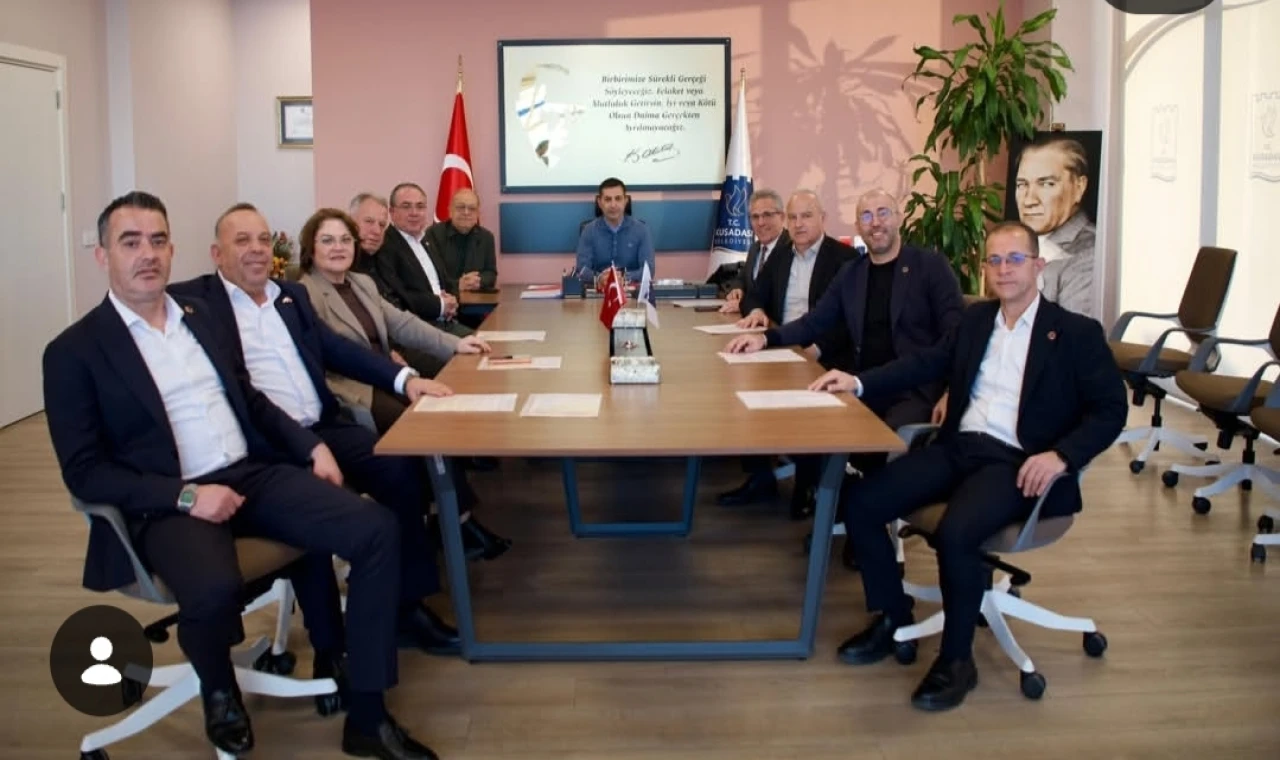 Başkan Ertuğrul Tetik Kuşadası’nda İftar Programına Katıldı