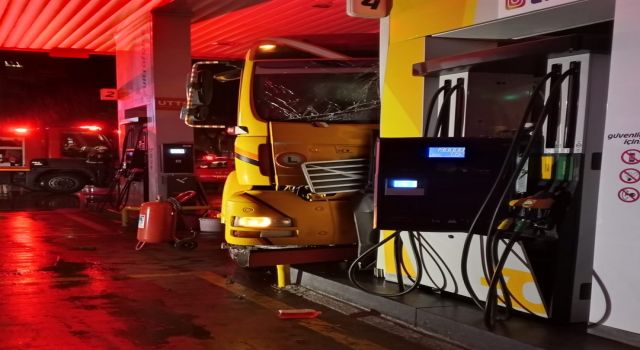 Kontrolden Çıkan Vinç Akaryakıt İstasyonuna Girdi, Facia Kıl Payı Atlatıldı