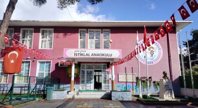 Okullar bayraklarla donatıldı