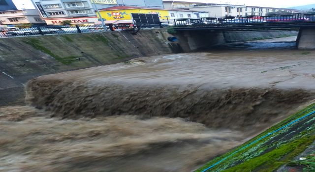Tabakhane Deresi yağışla birlikte coştu