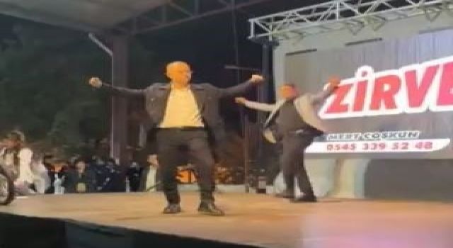 Zeybek oynamak için sahneye çıkan belediye başkanı saniyelerle kurtuldu...