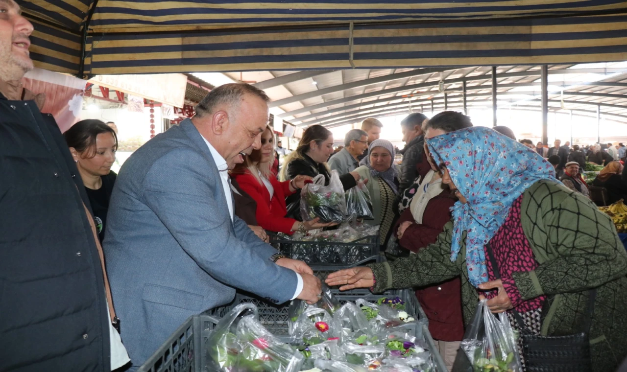 Bozdoğan’da 8 Mart Geleneği: Başkan Özel Kadınlara Çiçek Dağıttı