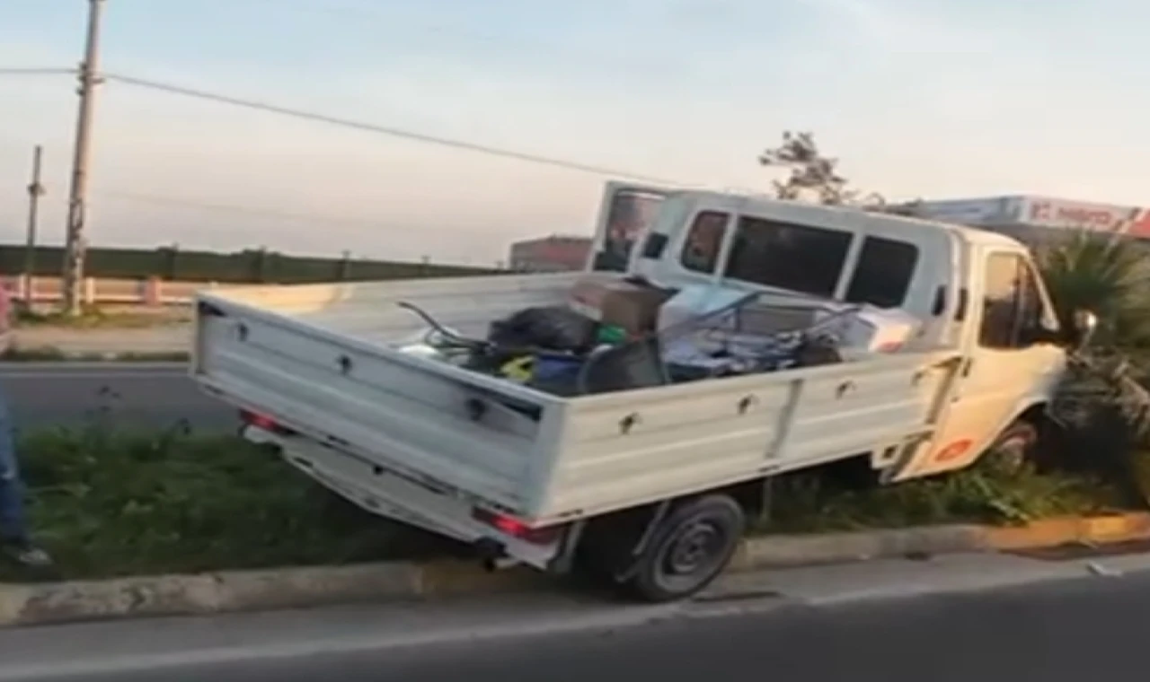 Nazilli’de Kamyonet Kazası: Güneş Gözünü Alan Sürücü Direğe Çarptı