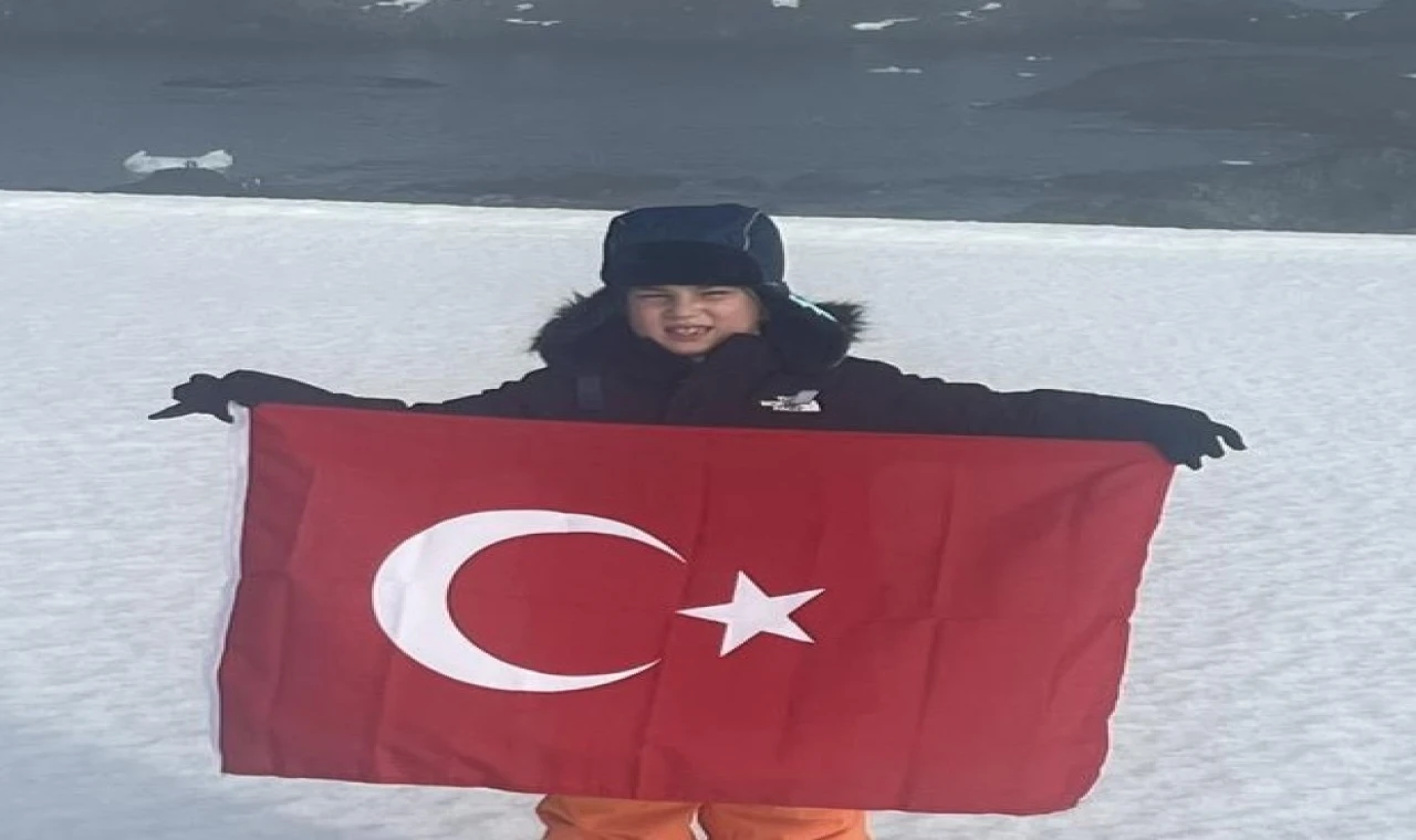 7 yaşındaki Pars, Güney Kutbu’nda Türk bayrağı açtı