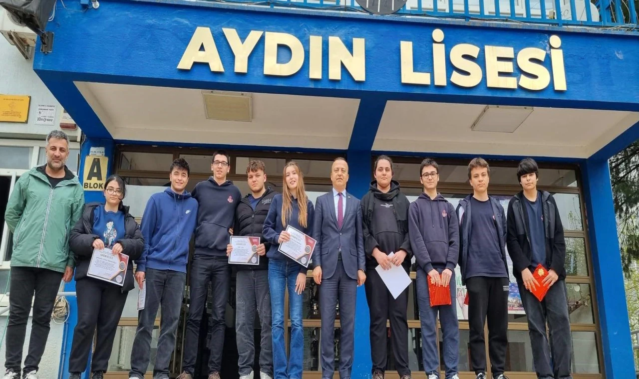 Aydın Lisesi öğrencileri başarılarıyla gururlandırdı