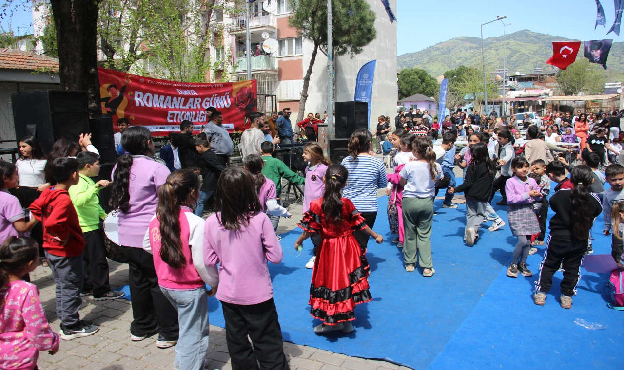 Aydınlı Romanlar günlerini doyasıya eğlenerek kutladı