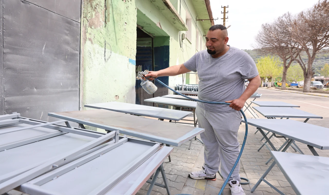 Cemiyetlerin vazgeçilmezi demir masalar sezona hazırlanıyor