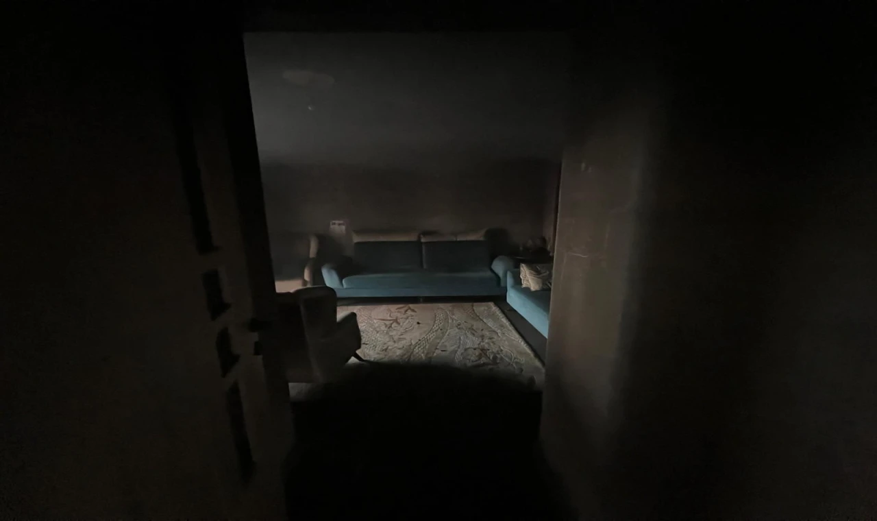 Evini ateşe verdi, kaçarken yakalandı