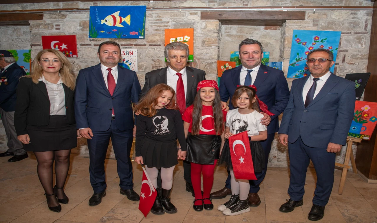 İBRAMAKİ MİNİK SANATÇILARIN RESİMLERİNE EV SAHİPLİĞİ YAPTI