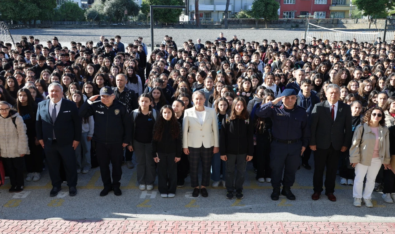 Kaymakam Küpeli Kan, Fatih Ortaokulu’nda Bayrak Törenine Katıldı