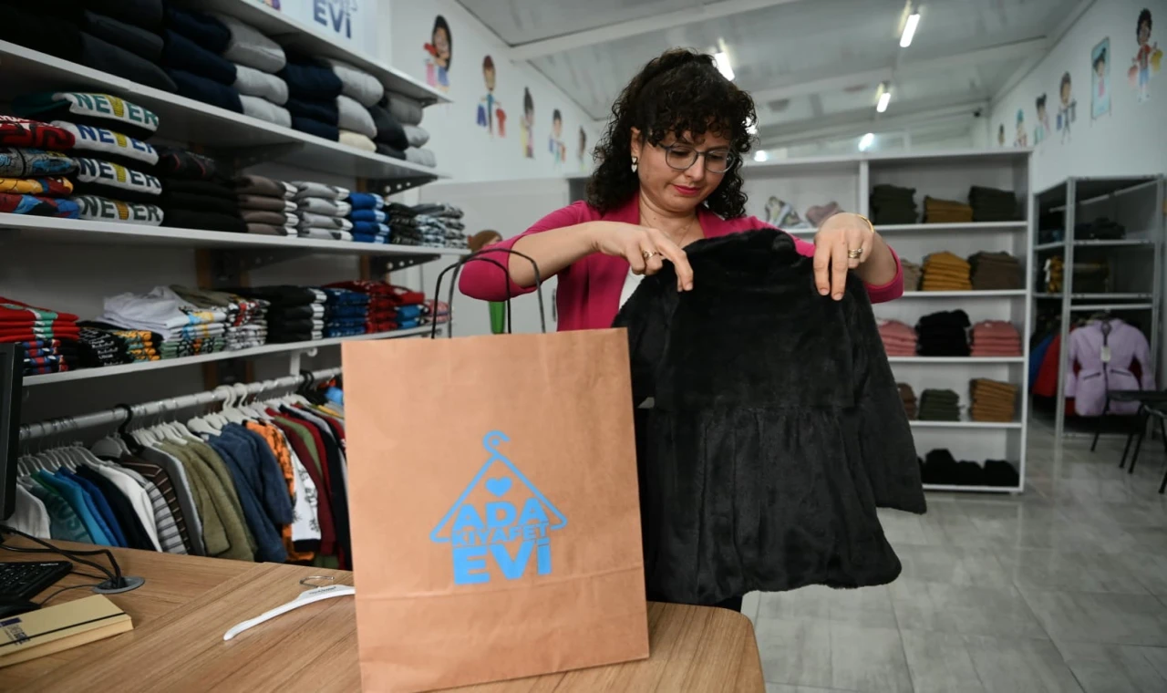 KUŞADASI’NDA DAYANIŞMA KÜLTÜRÜ ‘ADA KIYAFET EVİ’ İLE DAHA DA BÜYÜDÜ