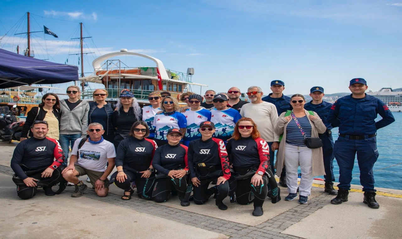 KUŞADASI'NDA DÜNYA GÜNÜ'NDE KIYI VE DENİZ TEMİZLİĞİ: 200 KİLOGRAM ATIK TOPLANDI