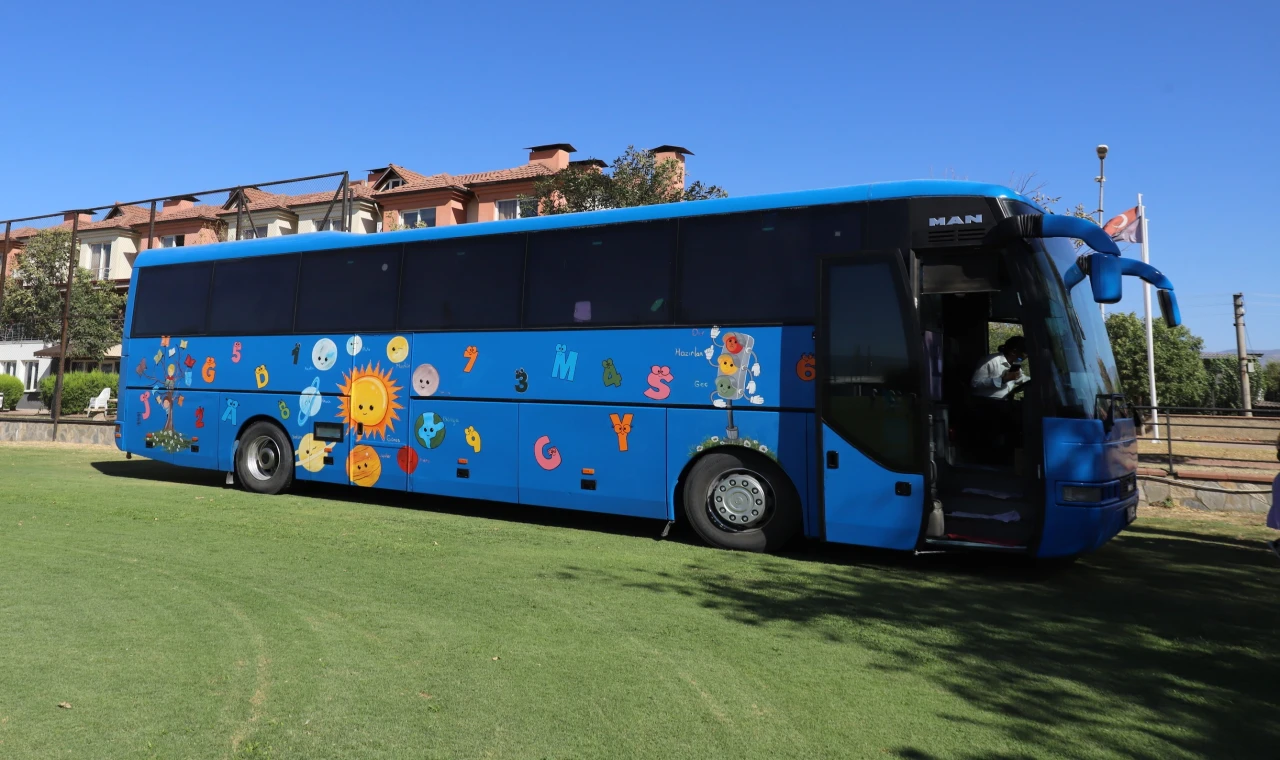 Nazilli’de çocuklara özel Mobil Oyun Otobüsü mahalle mahalle geziyor