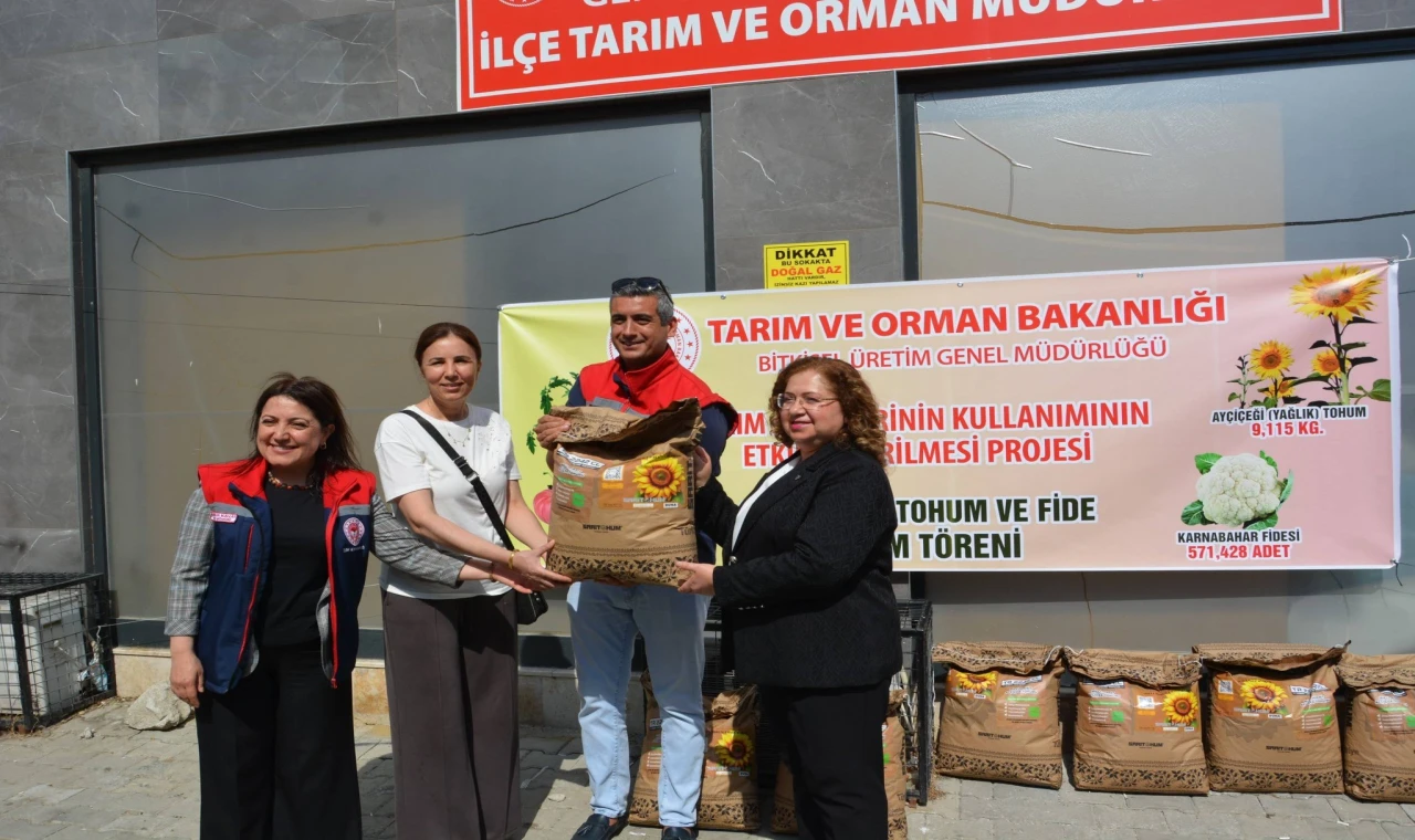 Germencik’te üreticiye ayçiçeği tohumu dağıtıldı