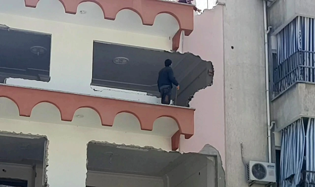 Güvenlik önlemleri alınmadan yapılan bina yıkımı tehlike saçtı