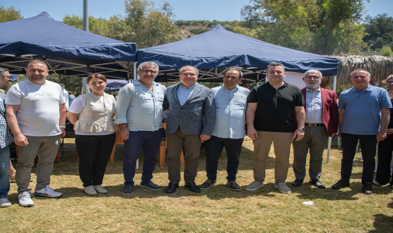 KUŞADASI’NDA DOSTLUK VE DAYANIŞMA PİKNİĞİ: “CANLAR ANNELER GÜNÜ İÇİN BİR ARAYA GELDİ”
