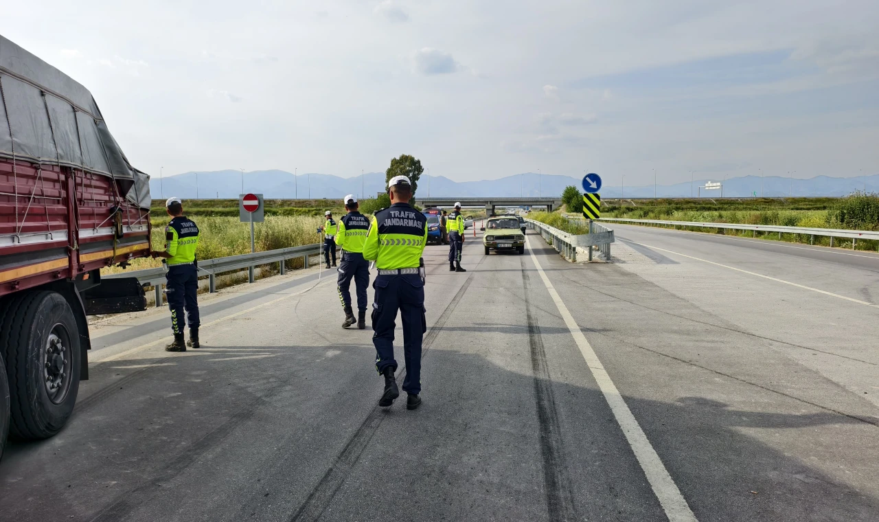 Nazilli’de Trafik Kazası: Tırla Çarpışan Otomobil Hurdaya Döndü