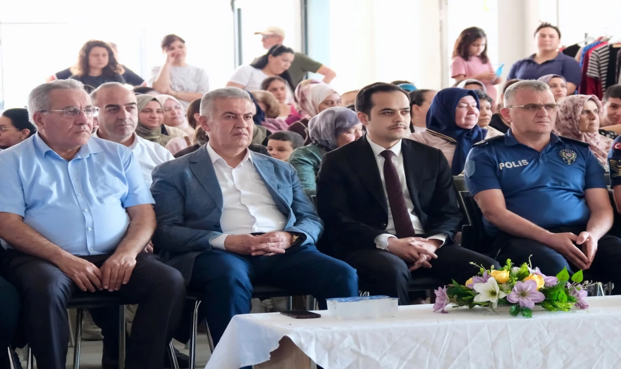 Başkan Mehmet Erol, Halk Eğitim Merkezi’nin yıl sonu sergisini ziyaret etti