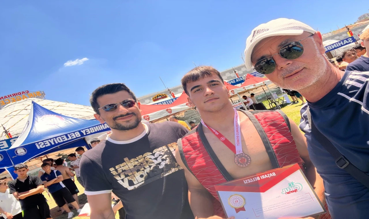 Genç güreşçi Türkiye üçüncüsü oldu