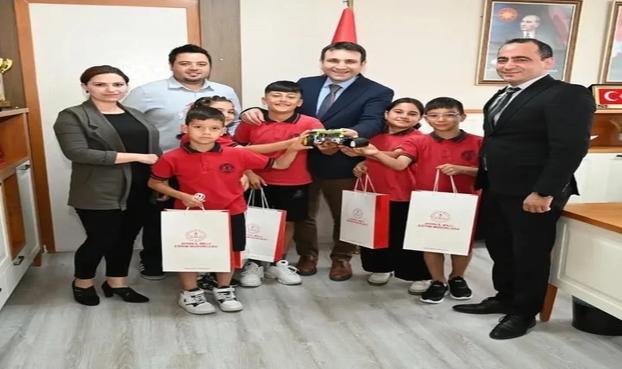 Koçarlı'nın 'Neşe Robot'u Türkiye üçüncüsü oldu