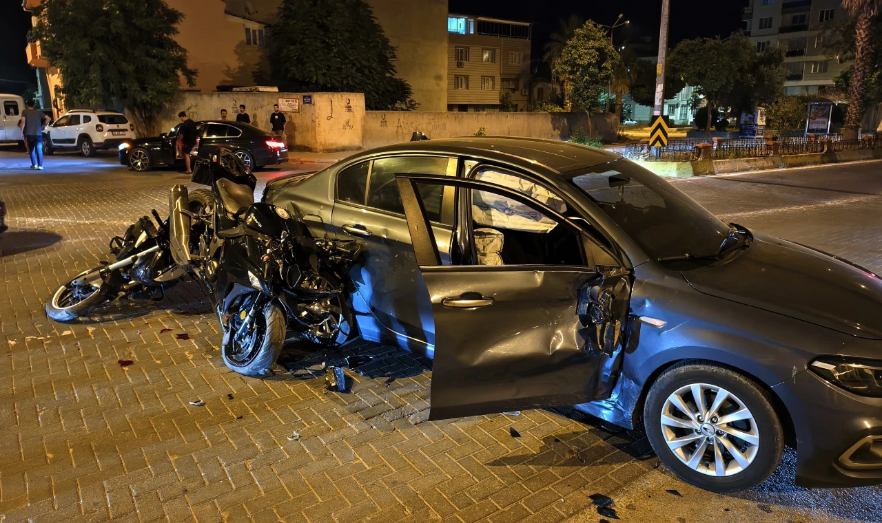 NAZİLLİ'DE İKİ MOTOSİKLET OTOMOBİLLE ÇARPIŞTI: 1 YARALI!