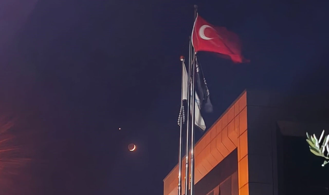 Türk bayrağı ile ay ve yıldız aynı karede